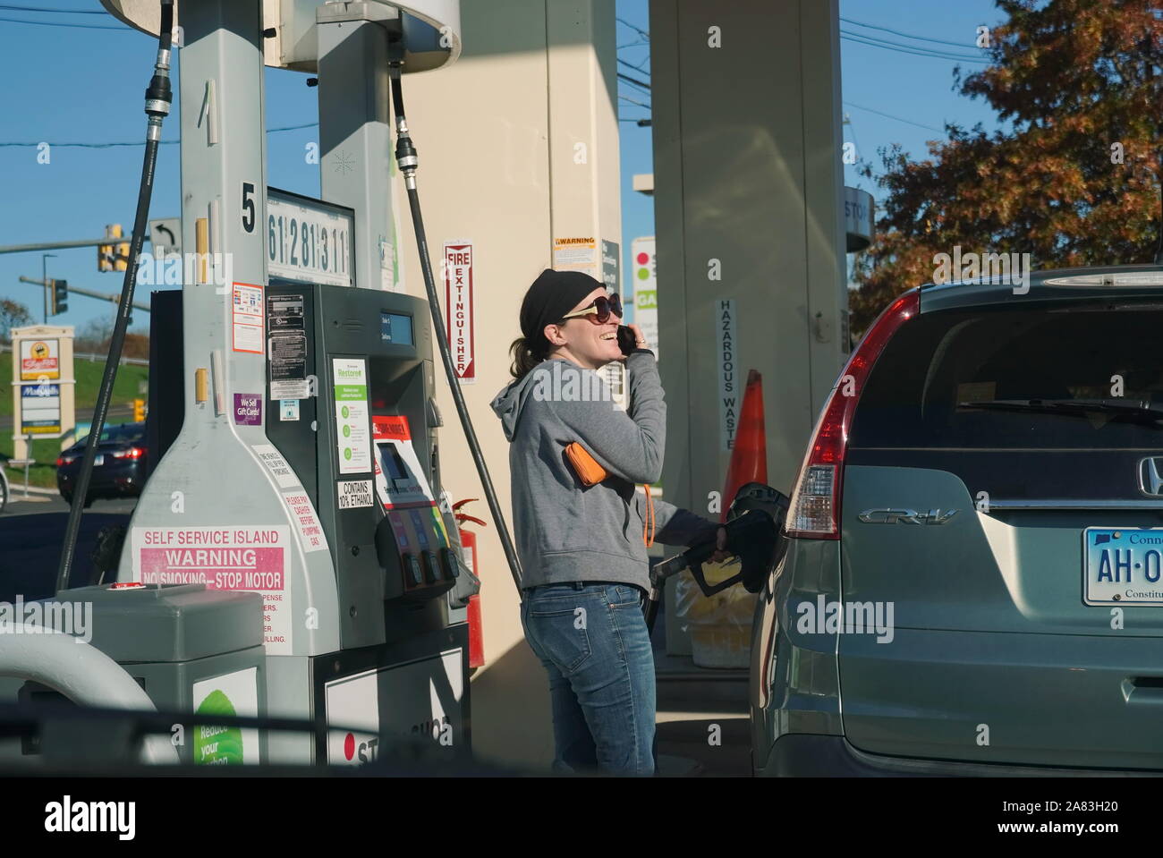 Cromwell, CT / USA - 1 novembre 2019 : sourires et rires tout en prenant un appel à la pompe Banque D'Images