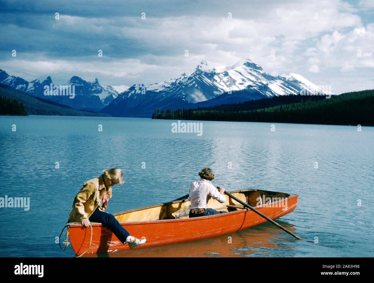JASPER, AB - Juillet 1954 : vue générale que deux femmes s'embarque dans un bateau dans un grand lac vers juillet 1954 à Jasper, Alberta, Canada. (Photo de Hy Peskin) Banque D'Images