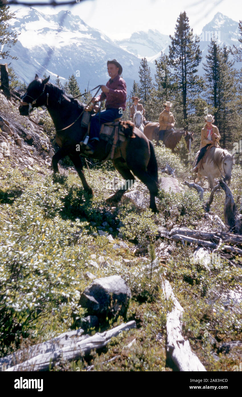 JASPER, AB - Juillet 1954 : vue générale comme un groupe de coureurs sur l'aventure sur un terrain accidenté vers juillet 1954 à Jasper, Alberta, Canada. (Photo de Hy Peskin) (Définition du nombre : X1485) Banque D'Images