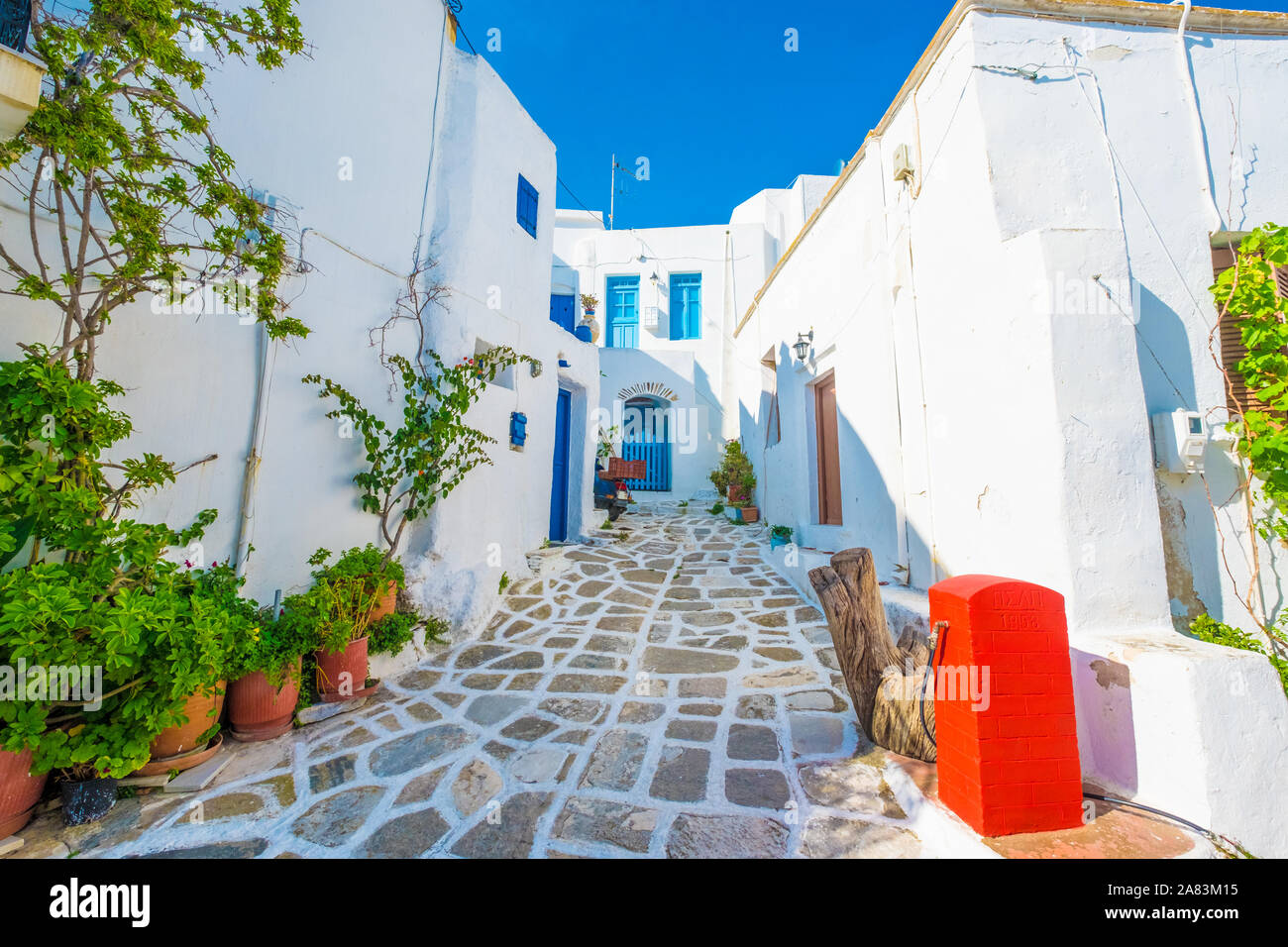 Vieilles maisons blanches traditionnelles dans la rue Banque D'Images