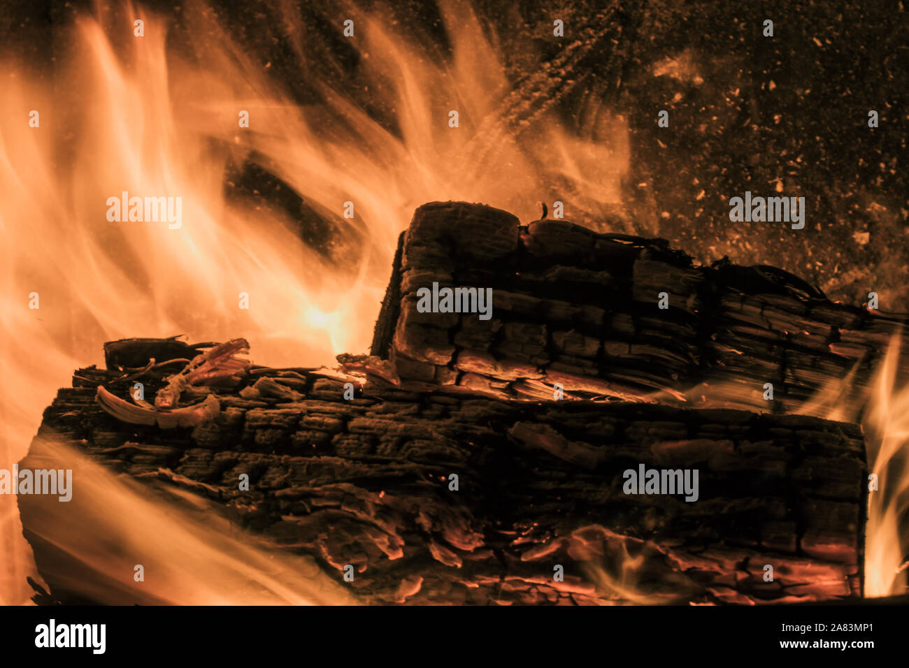 Bois de sciage brûler avec des flammes Banque D'Images