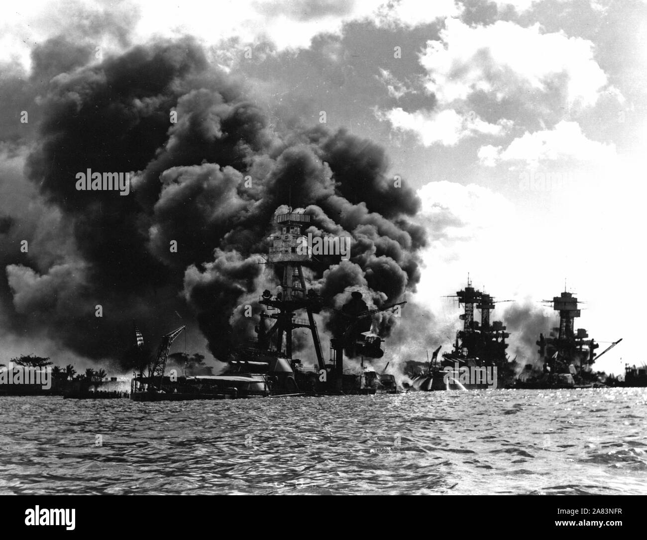 La gravure et les navires endommagés à Pearl Harbor, le 7 décembre 1941 Banque D'Images