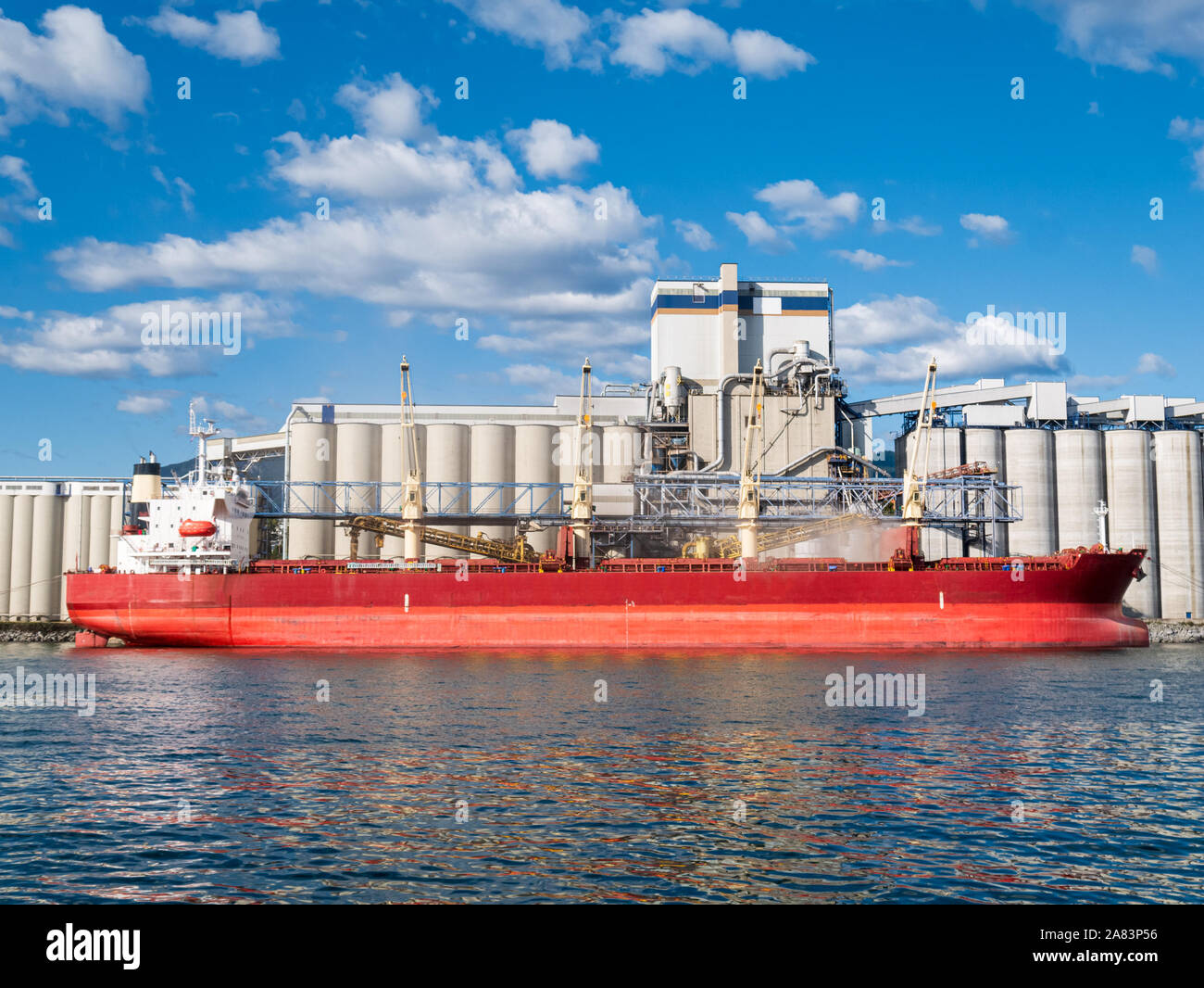 Dry-cargo amarré au terminal maritime pour le chargement. Banque D'Images