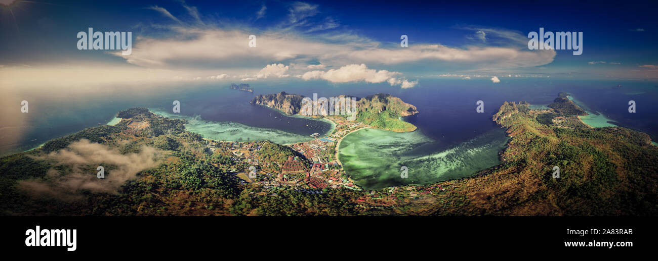 Panorama de l'antenne nature paysage des îles Phi Phi Don et Phi Phi Leh en mer. Crabi, Thaïlande Banque D'Images