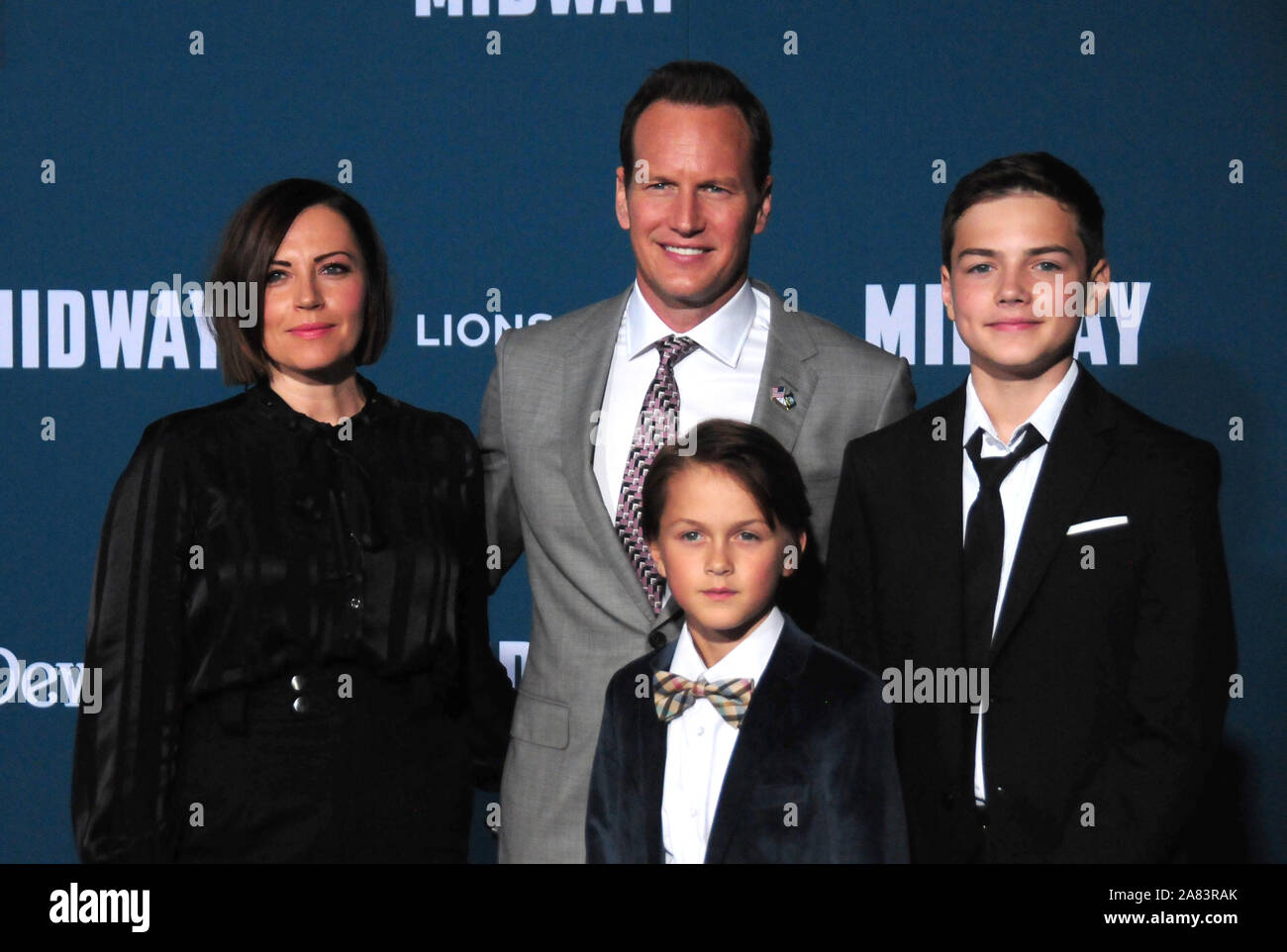 Los Angeles, Californie, USA 5 Novembre 2019 L'actrice Dagmara Dominczyk, mari acteur Patrick Wilson et fils Kassian McCarrell Wilson et Kalin Patrick Wilson assister à la première mondiale de Lionsgate 'Midway' le 5 novembre 2019 au Regency Village Theatre de Los Angeles, Californie, USA. Photo de Barry King/Alamy Live News Banque D'Images