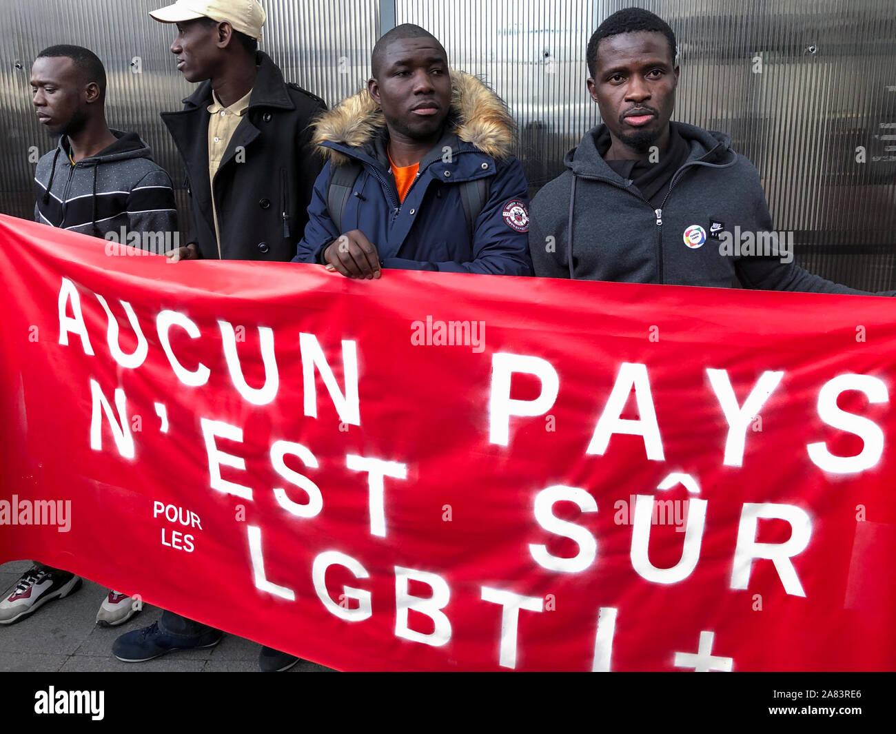 Paris, France, Groupe d'immigrants africains manifestant auprès du bureau français de Govdernemnt de l'OFPRA, pour que les migrants de protestation LGBT ne soient pas déportés vers des pays dangereux. ARDHIS, droits internationaux des immigrants, travail des immigrants, manifestations de protestation soutiennent les droits d'immigration, migration Banque D'Images