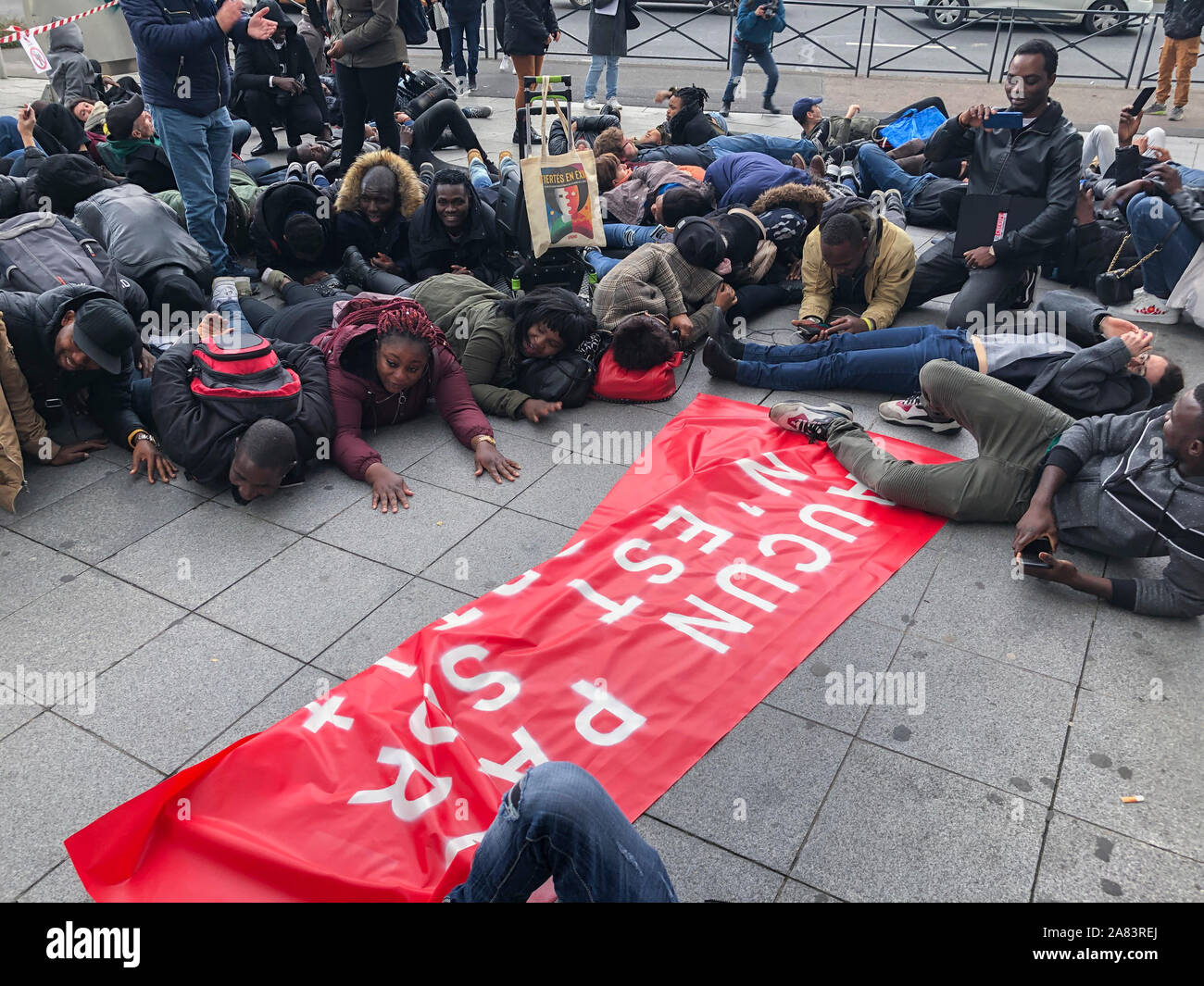 Paris, France, Groupe d'immigrants africains manifestant auprès du bureau français de Govdernemnt de l'OFPRA, pour que les migrants LGBT ne soient pas déportés vers des pays dangereux. ARDHIS, justice immigrée, manifestations, activisme des jeunes travailleurs immigrés france Europe Banque D'Images