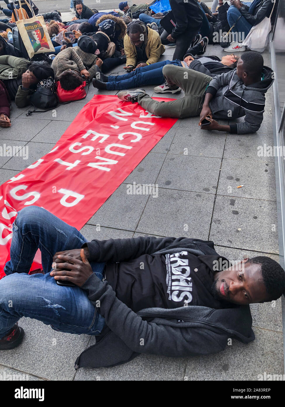 Paris, France, un groupe d'immigrants africains manifestant au bureau français de Govdernemnt OFPRA, pour que les migrants LGBT protestent contre la déportation vers des pays dangereux. ARDHIS, personnes précaires immigrants internationaux Banque D'Images