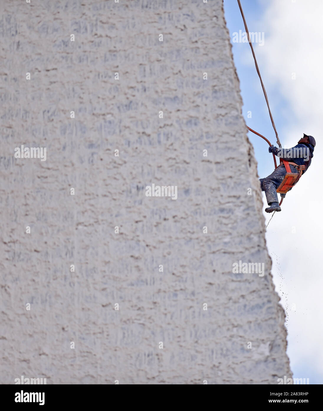 (191106) -- Lhassa, 6 novembre 2019 (Xinhua) -- un travailleur participe à magnifier l'entreprise de l'extérieur du palais du Potala à Lhassa, le sud-ouest de la Chine, région autonome du Tibet, le 1 novembre 2019. Chaque année, les travailleurs et des centaines de bénévoles se réunissent au palais du Potala à Lhassa pour donner l'ancien palais d'un lifting. Le 1 300-year-old palace est un monument de Lhassa. Il a reçu 1,45 millions de touristes en 2017. Le palais a été inscrite sur la Liste du patrimoine mondial de l'UNESCO en 1994. Il prend habituellement environ une douzaine de jours pour peindre le palais en prévision de la prochaine "Lhabab Duchen, que j' Banque D'Images