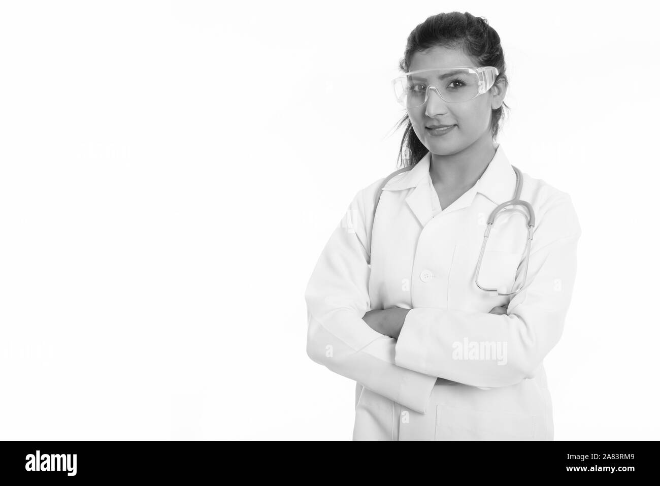 Portrait de jeune femme médecin persan magnifique portant des lunettes avec les bras croisés Banque D'Images
