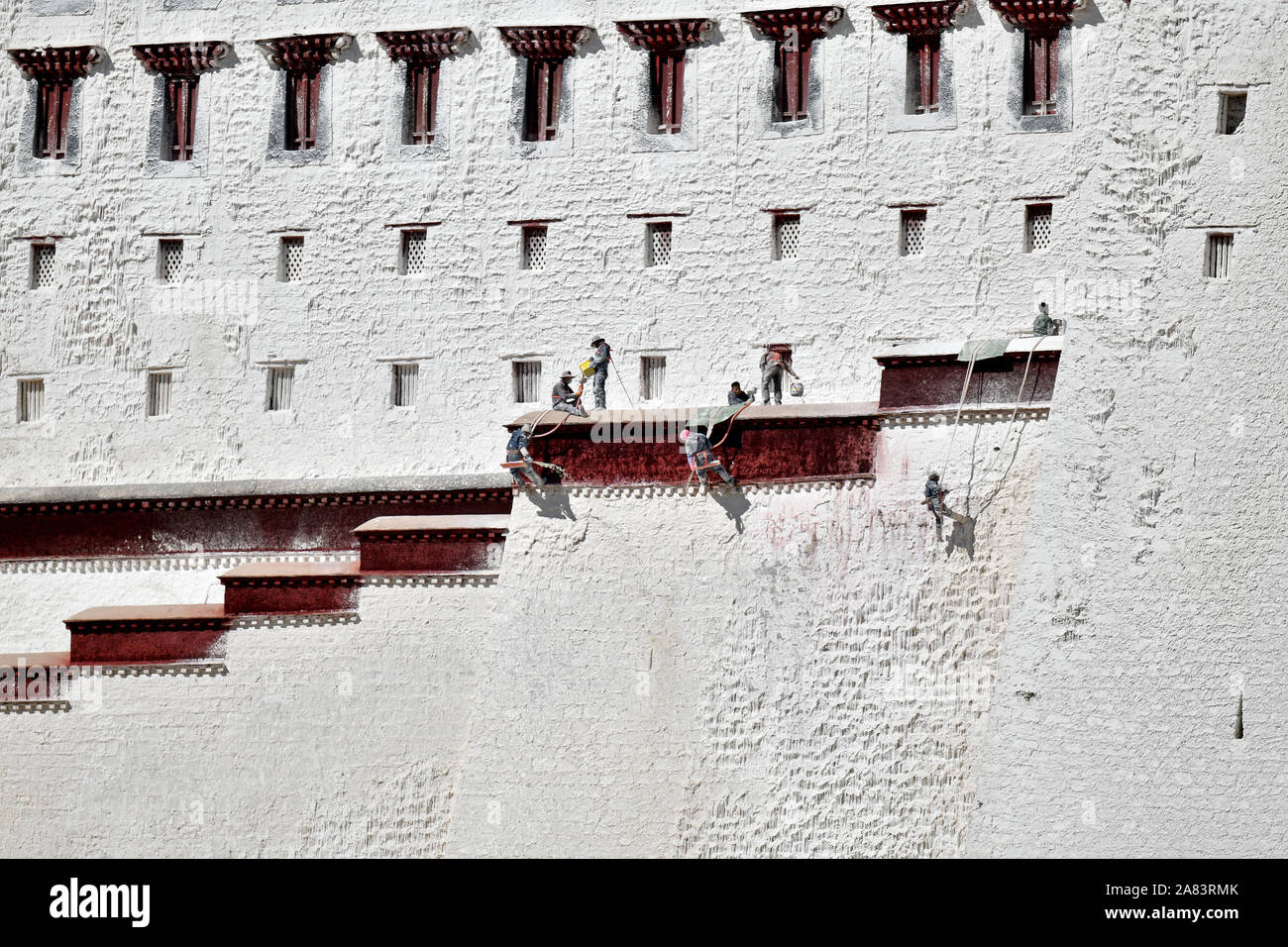 (191106) -- Lhassa, 6 novembre 2019 (Xinhua) -- le mur de peinture les travailleurs du Palais du Potala à Lhassa, le sud-ouest de la Chine, région autonome du Tibet, le 2 novembre, 2019. Chaque année, les travailleurs et des centaines de bénévoles se réunissent au palais du Potala à Lhassa pour donner l'ancien palais d'un lifting. Le 1 300-year-old palace est un monument de Lhassa. Il a reçu 1,45 millions de touristes en 2017. Le palais a été inscrite sur la Liste du patrimoine mondial de l'UNESCO en 1994. Il prend habituellement environ une douzaine de jours pour peindre le palais en prévision de la prochaine "Lhabab Duchen,' que l'on croit être le jour où le Bouddha Banque D'Images