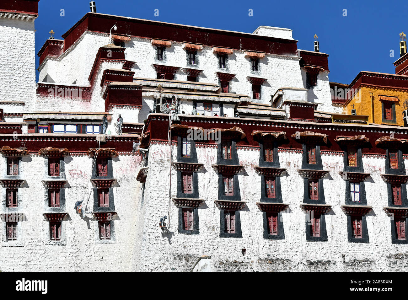 (191106) -- Lhassa, 6 novembre 2019 (Xinhua) -- le mur de peinture les travailleurs du Palais du Potala à Lhassa, le sud-ouest de la Chine, région autonome du Tibet, le 2 novembre, 2019. Chaque année, les travailleurs et des centaines de bénévoles se réunissent au palais du Potala à Lhassa pour donner l'ancien palais d'un lifting. Le 1 300-year-old palace est un monument de Lhassa. Il a reçu 1,45 millions de touristes en 2017. Le palais a été inscrite sur la Liste du patrimoine mondial de l'UNESCO en 1994. Il prend habituellement environ une douzaine de jours pour peindre le palais en prévision de la prochaine "Lhabab Duchen,' que l'on croit être le jour où le Bouddha Banque D'Images