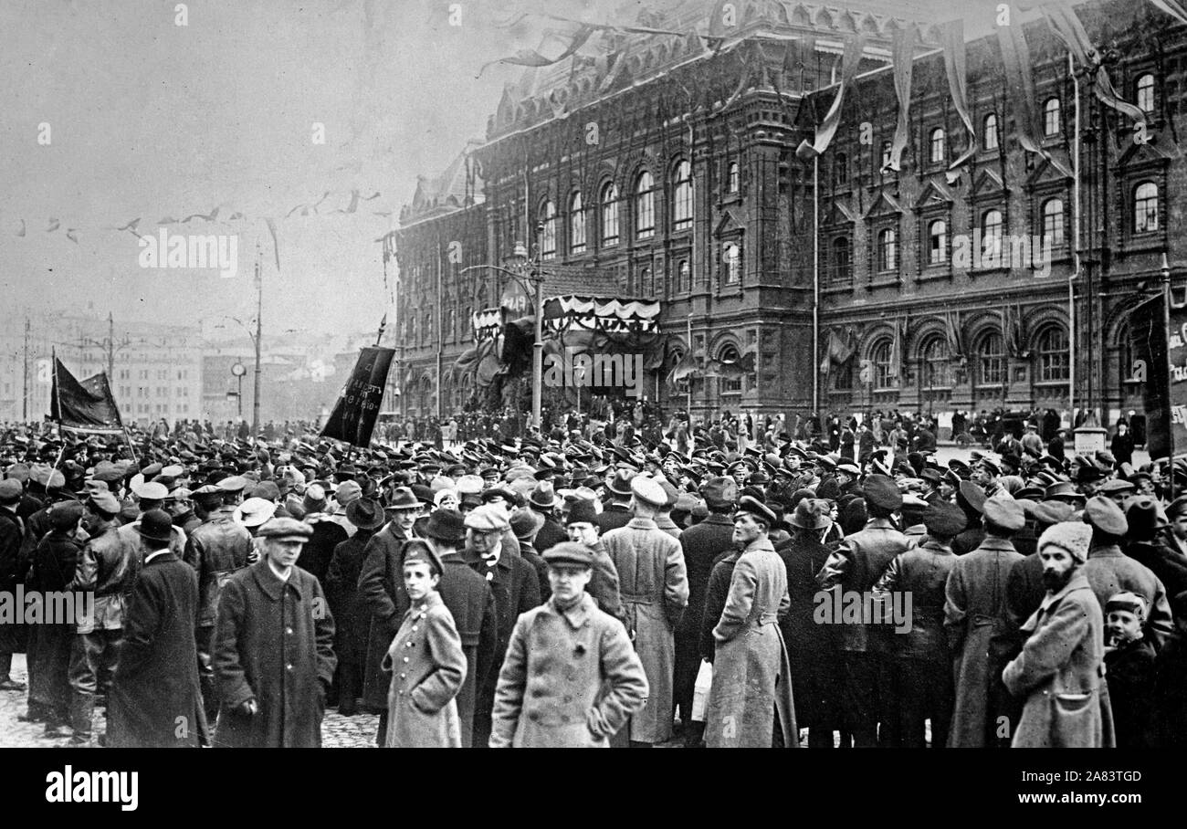 Révolution bolchevique. Rassemblement des bolcheviks en face de la Douma municipale de Moscou d'entendre le discours politique de coopération révolutionnaire - ca. 1918 - avant le 6 février 1919 Banque D'Images
