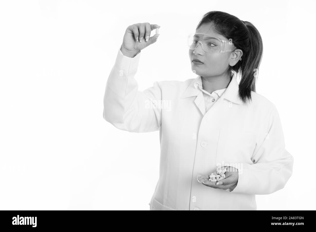 Portrait de jeune femme médecin persan gras à la tablette sur la vitamine tout en portant des lunettes Banque D'Images