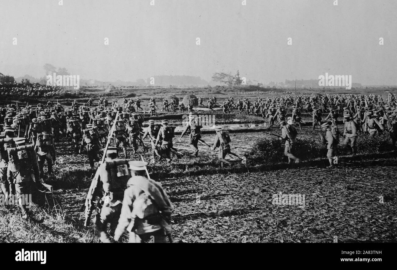 En japonais l'action contre les troupes bolchéviques en Sibérie. Une véritable bataille photographie prise sur le front sibérien montrant les troupes japonaises allant en action lors de l'approche de soldats bolcheviques sont vus Jan 1919 ca. Banque D'Images