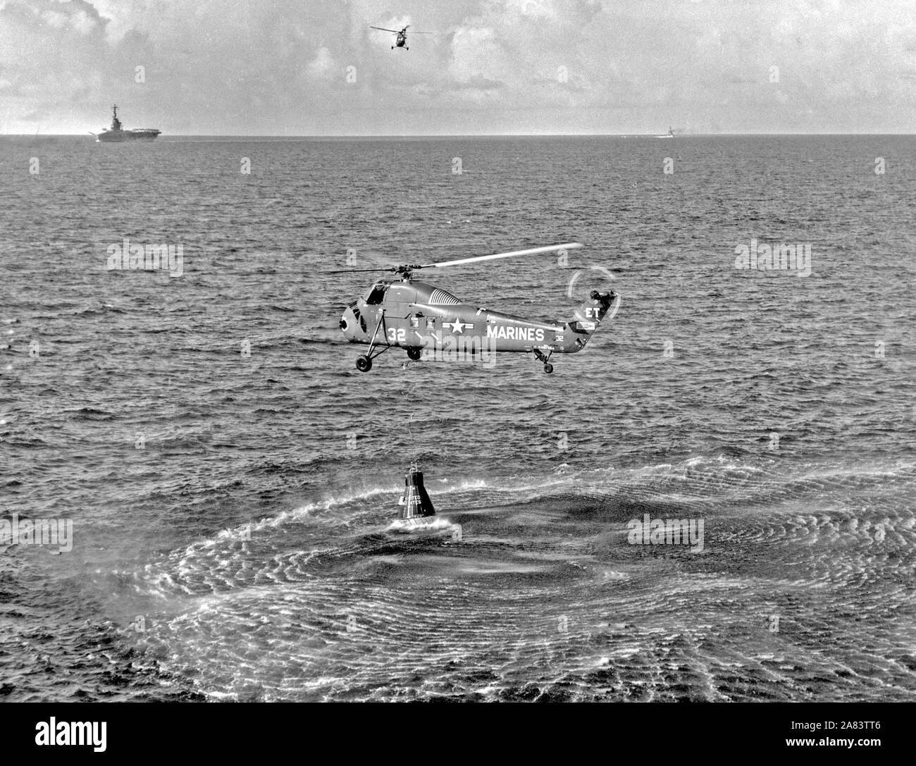 Tentative de récupération du mercure des engins spatiaux à fin de la Mercury-Redstone 4 (MR-4) mission. Présente l'hélicoptère maritime la suppression d'une ligne de récupération de la capsule Banque D'Images