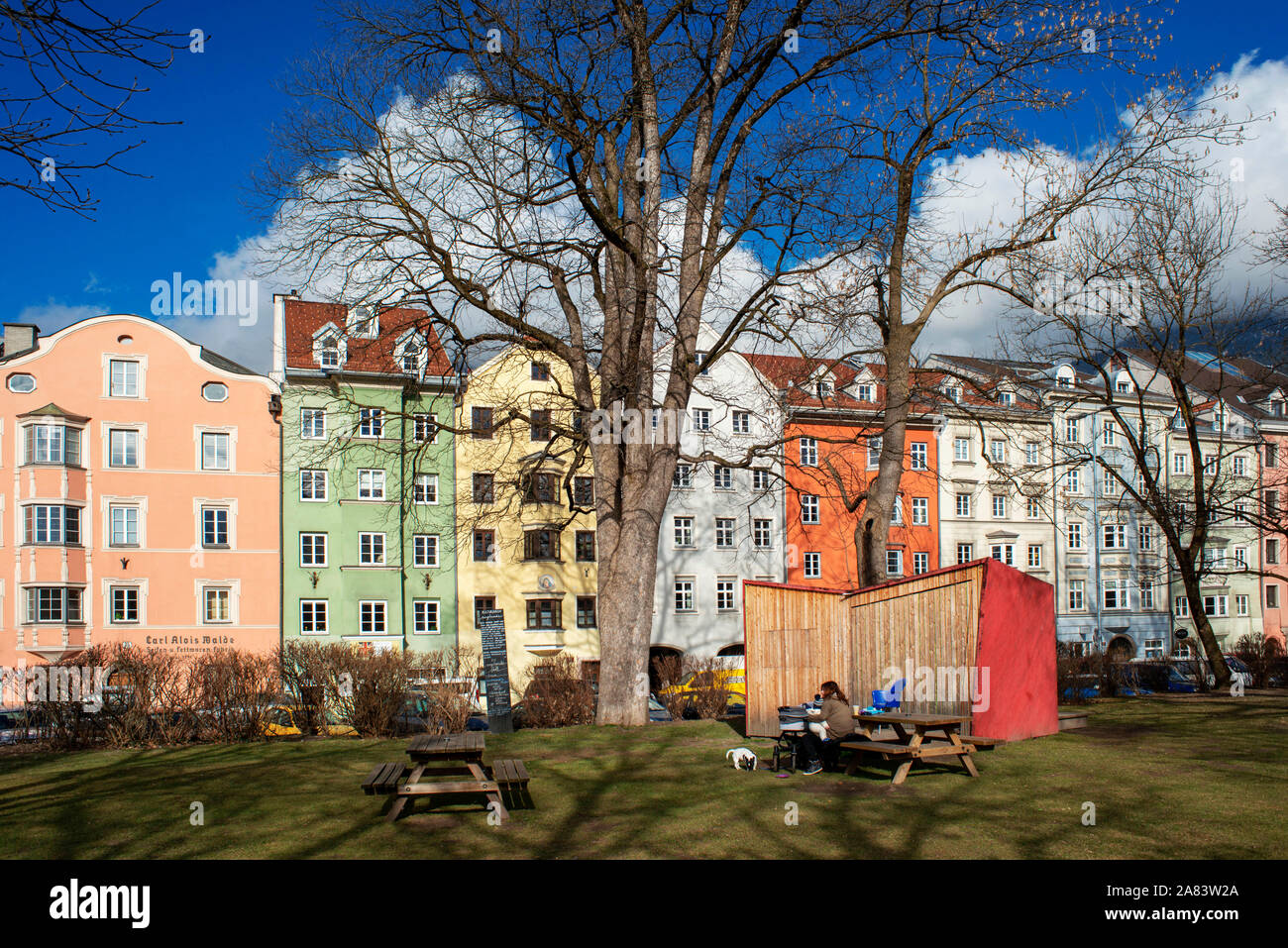 Maisons colorées sur la rivière Inn de neige montagnes derrière, Innsbruck, Tyrol, Autriche Banque D'Images