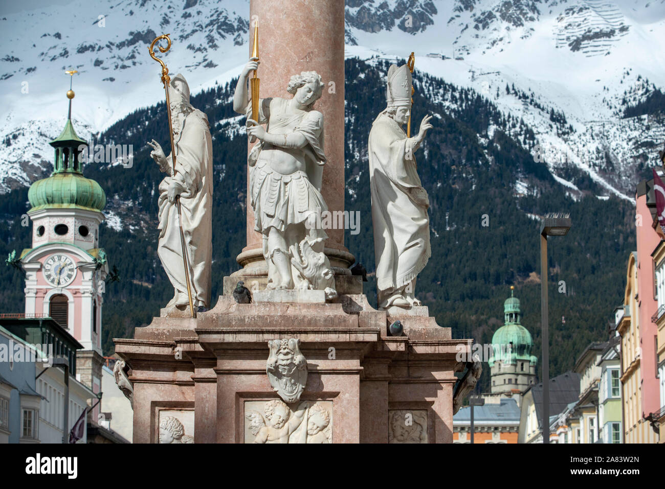 Maria-Theresien-Strasse Maria Theresa Street avec la colonne Sainte-anne Annasaule, une des rues les plus animées de la ville d'Innsbruck, Tyrol, Autriche Banque D'Images