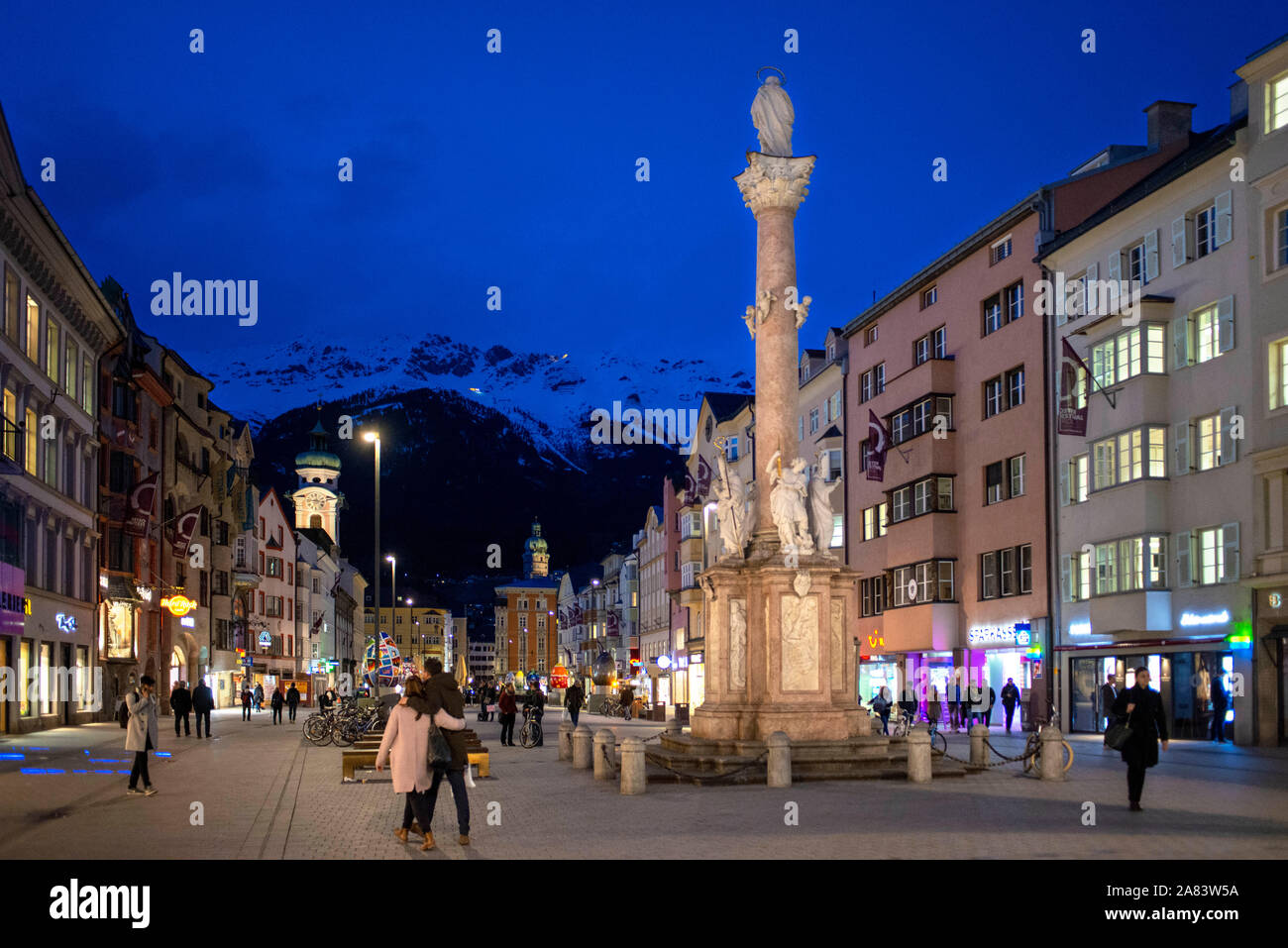 Maria-Theresien-Strasse Maria Theresa Street avec la colonne Sainte-anne Annasaule, une des rues les plus animées de la ville d'Innsbruck, Tyrol, Autriche Banque D'Images