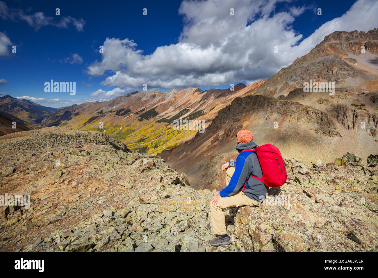 Homme randonnée dans les Rocheuses, au Colorado en saison d'automne Banque D'Images