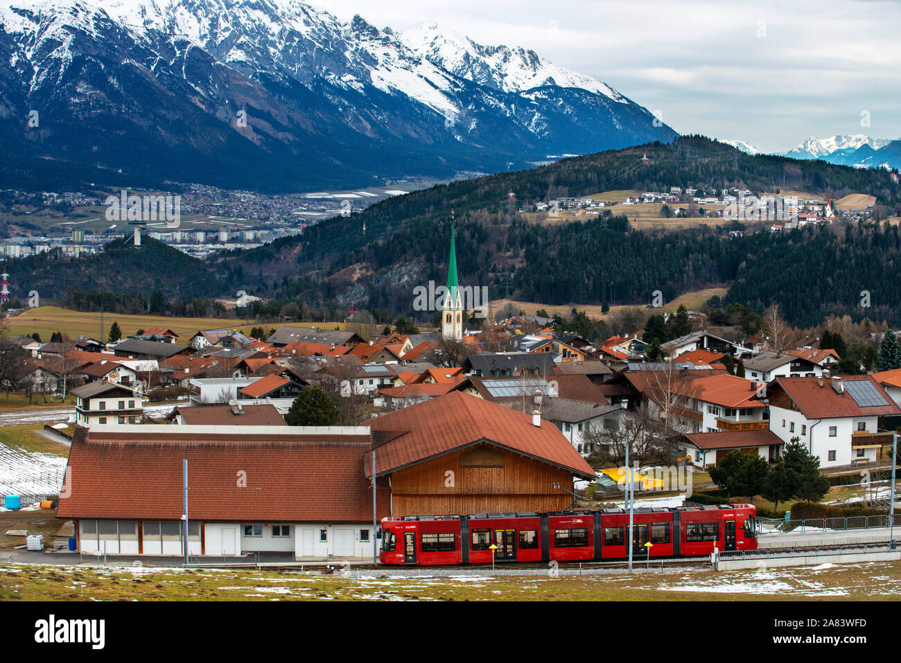 La vallée de Stubai Railway, un tramway Stubaitalbahn interurbain d'Innsbruck à Fulpmes, arrivant à Mutters Pfarrkirche Pfarr church Innsbruck, Tirol, UN Banque D'Images