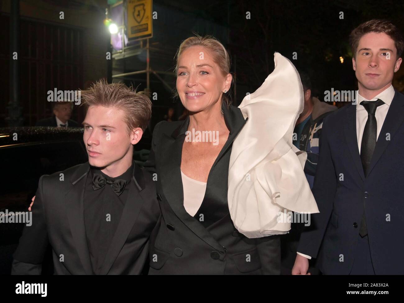 Madrid, Espagne. 5 Nov 2019. L'actrice Sharon Stone et son fils Roan Joseph Bronstein arrivant à 3 édition de Harper Bazaar Actitud 43 awards à Madrid le Mardi, 05 novembre 2019. Credit : CORDON PRESS/Alamy Live News Banque D'Images