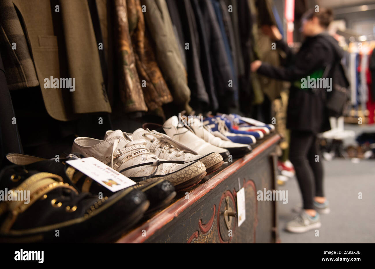 Keith Flint's chaussures et vêtements sur l'affichage à l'Cheffins  auctioneers à Cambridge, comme les effets personnels du prodige star  rendez-vous sous le marteau, jeudi Photo Stock - Alamy