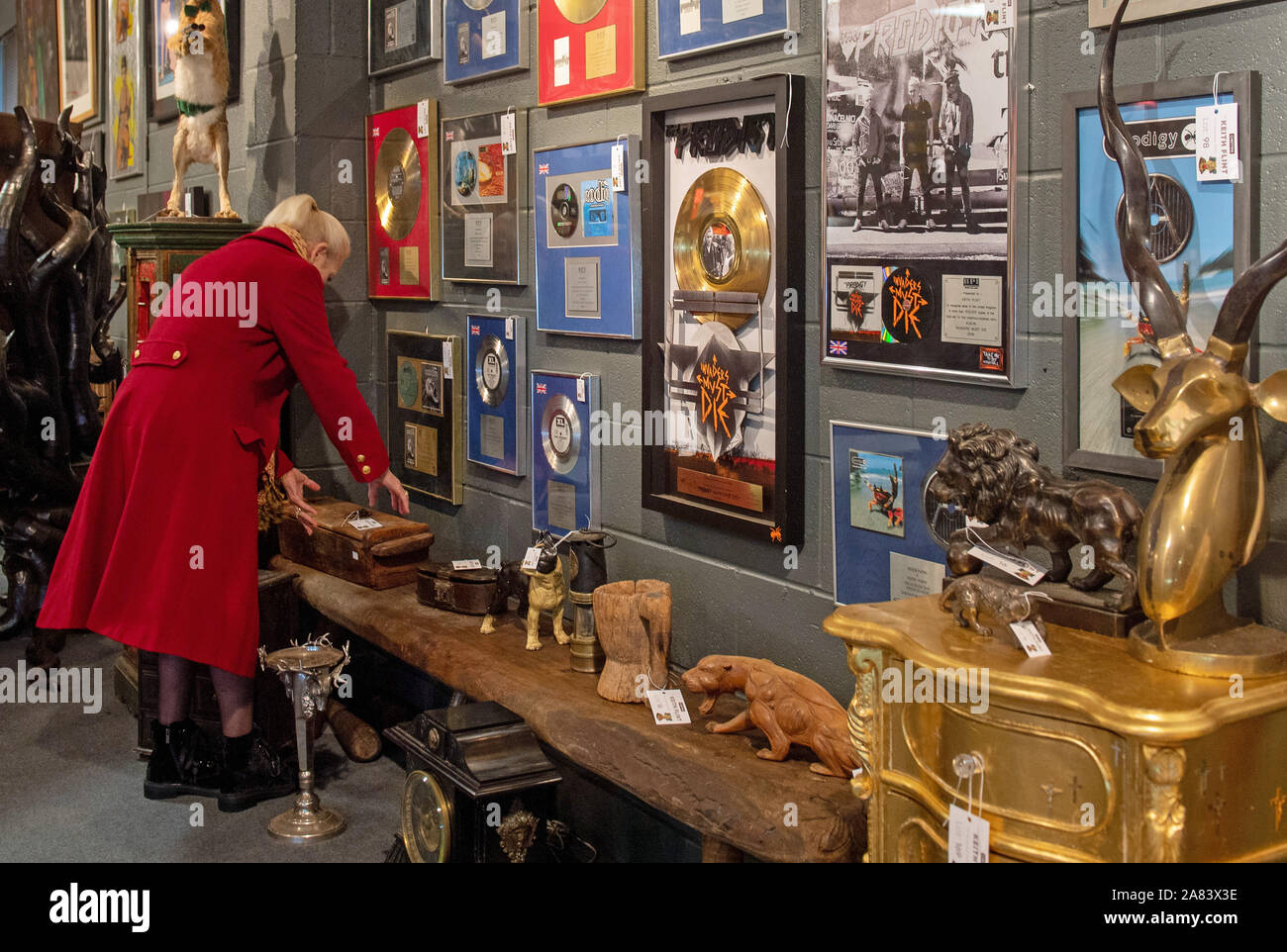 Keith Flint's albums or et platine sur l'affichage à l'Cheffins auctioneers à Cambridge, comme les effets personnels du prodige star rendez-vous sous le marteau, jeudi. Banque D'Images