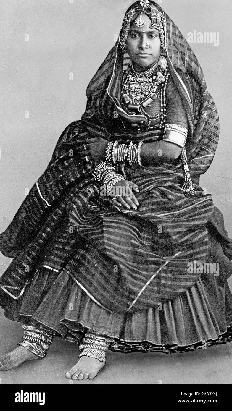 La photo montre un jeune noble femme portant une courtdress avec couvre-tête, bras, poignet, également et bandes de cheville, doigt et orteil bagues, nez piercing, et un large collier. L'Inde 1890-1923 Banque D'Images