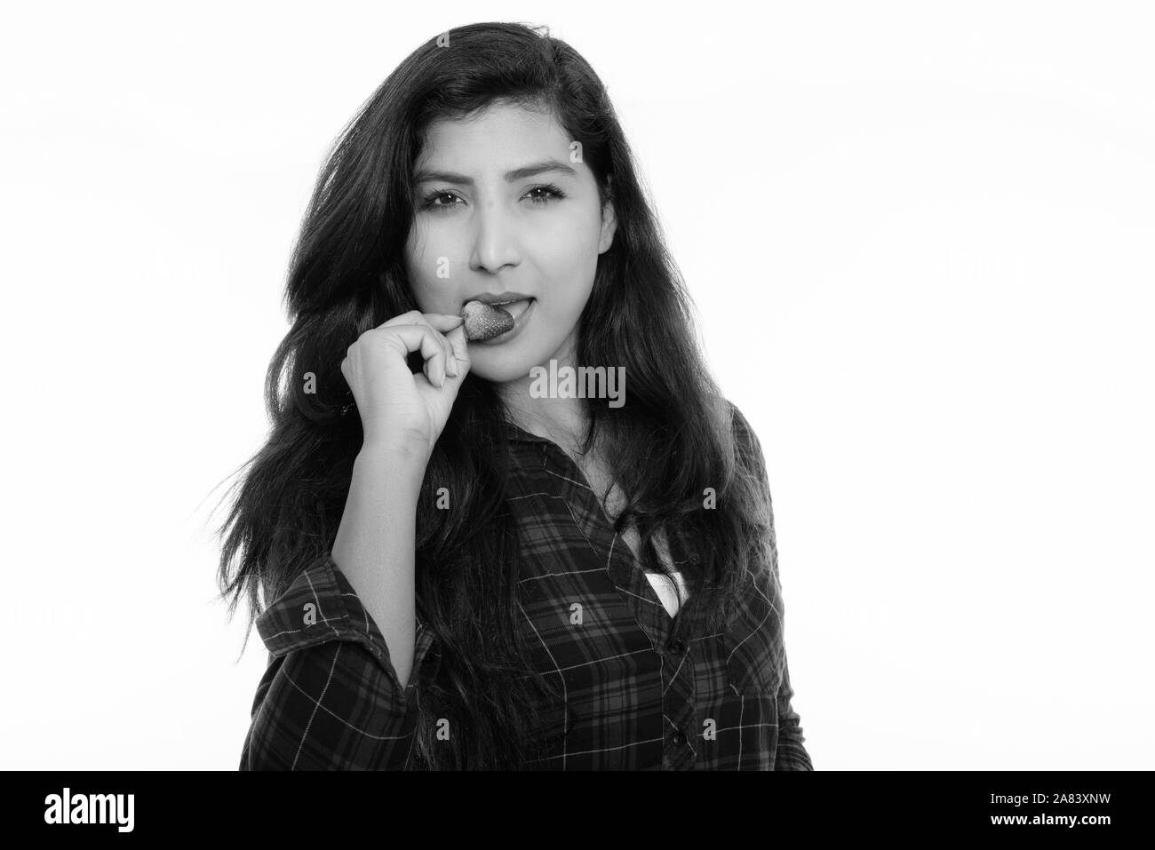 Close up of young Beautiful woman eating strawberry persan Banque D'Images