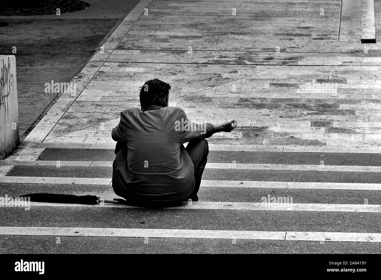 Pauvre homme mendier de l'aide sur la rue/ sans-abri mendiant homme assis à l'extérieur en ville pour demander de l'argent don Banque D'Images