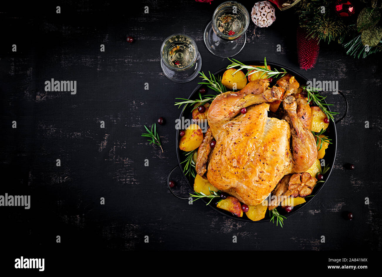 La dinde ou le poulet au four. La table de Noël est servi avec une dinde, décoré de guirlandes lumineuses. Poulet frit. Réglage de la table. Dîner de Noël. À Banque D'Images