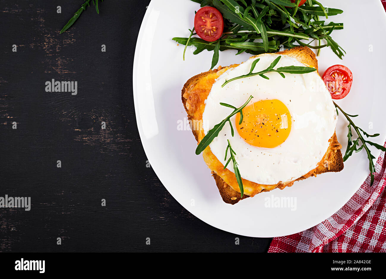 Le petit-déjeuner. La cuisine française. Croque Madame sandwich close up sur la table. Vue de dessus, les frais généraux Banque D'Images