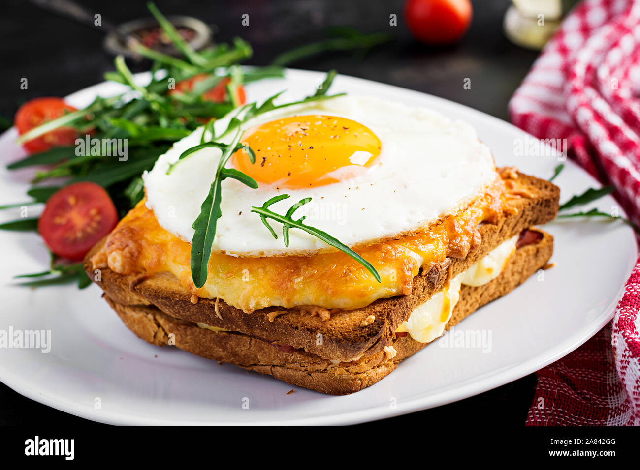 Le petit-déjeuner. La cuisine française. Croque Madame sandwich close up sur la table. Banque D'Images