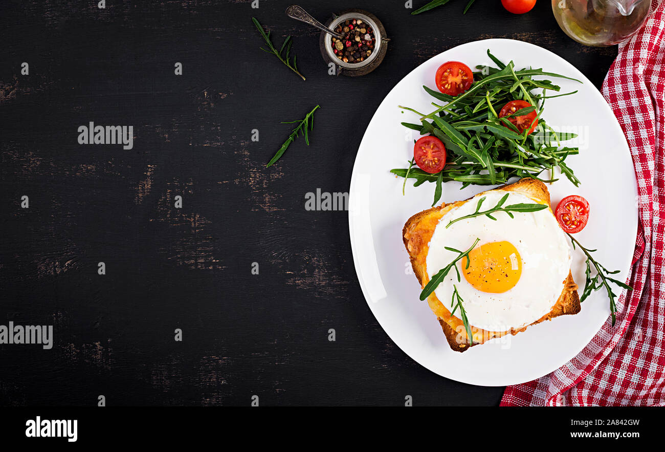 Le petit-déjeuner. La cuisine française. Croque Madame sandwich close up sur la table. Vue de dessus, les frais généraux Banque D'Images