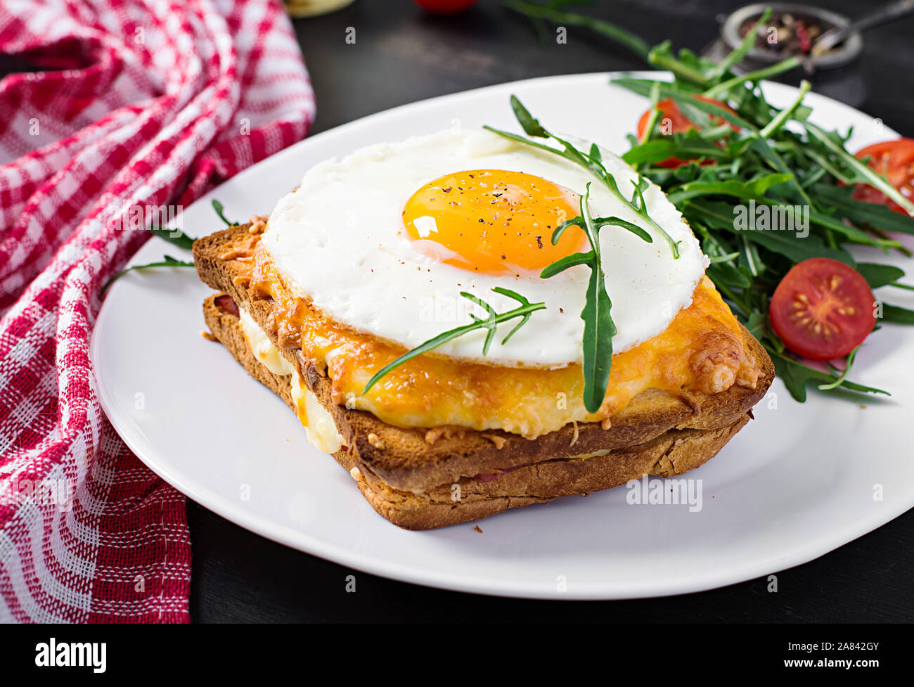 Le petit-déjeuner. La cuisine française. Croque Madame sandwich close up sur la table. Banque D'Images