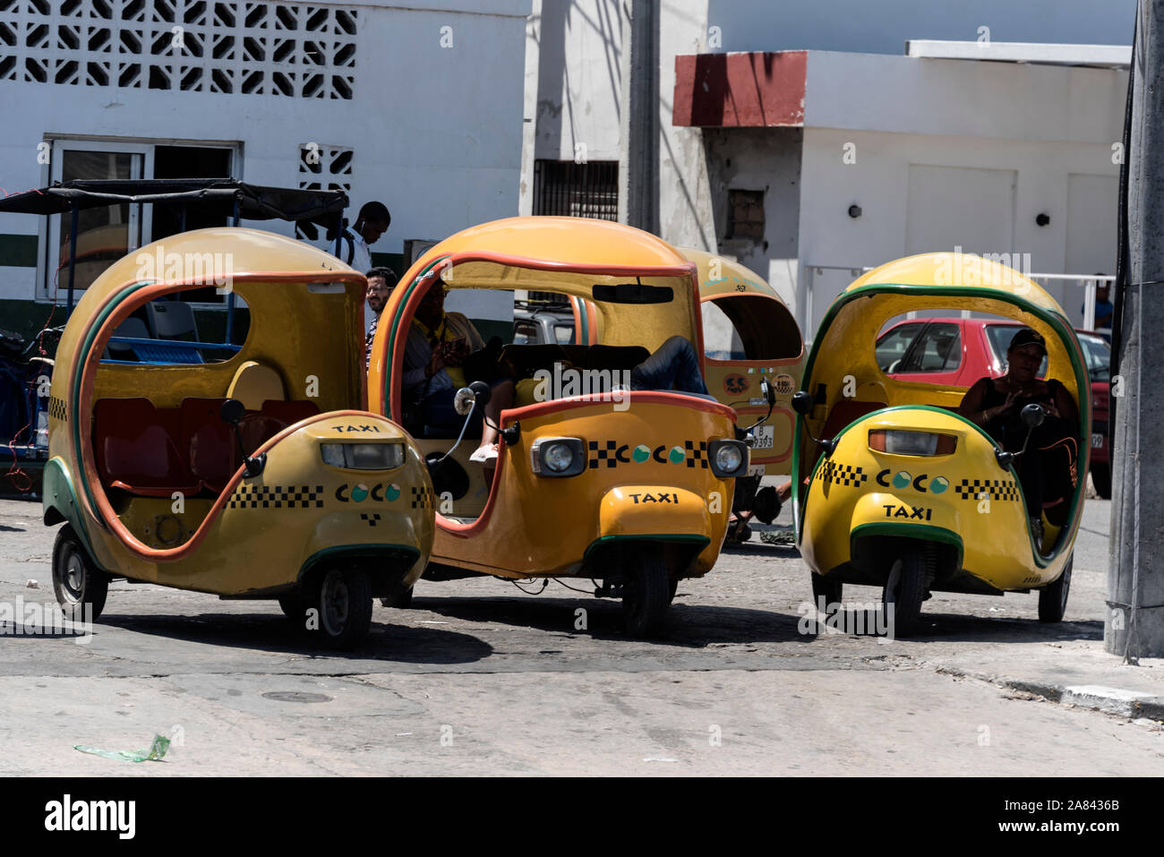 Le Cocotaxi, un spectacle familier dans les rues de La Havane est apparu pour la première fois à la fin des années 1990. C'est corps en fibre de verre a daigné en forme de demi-noix de coco. Banque D'Images