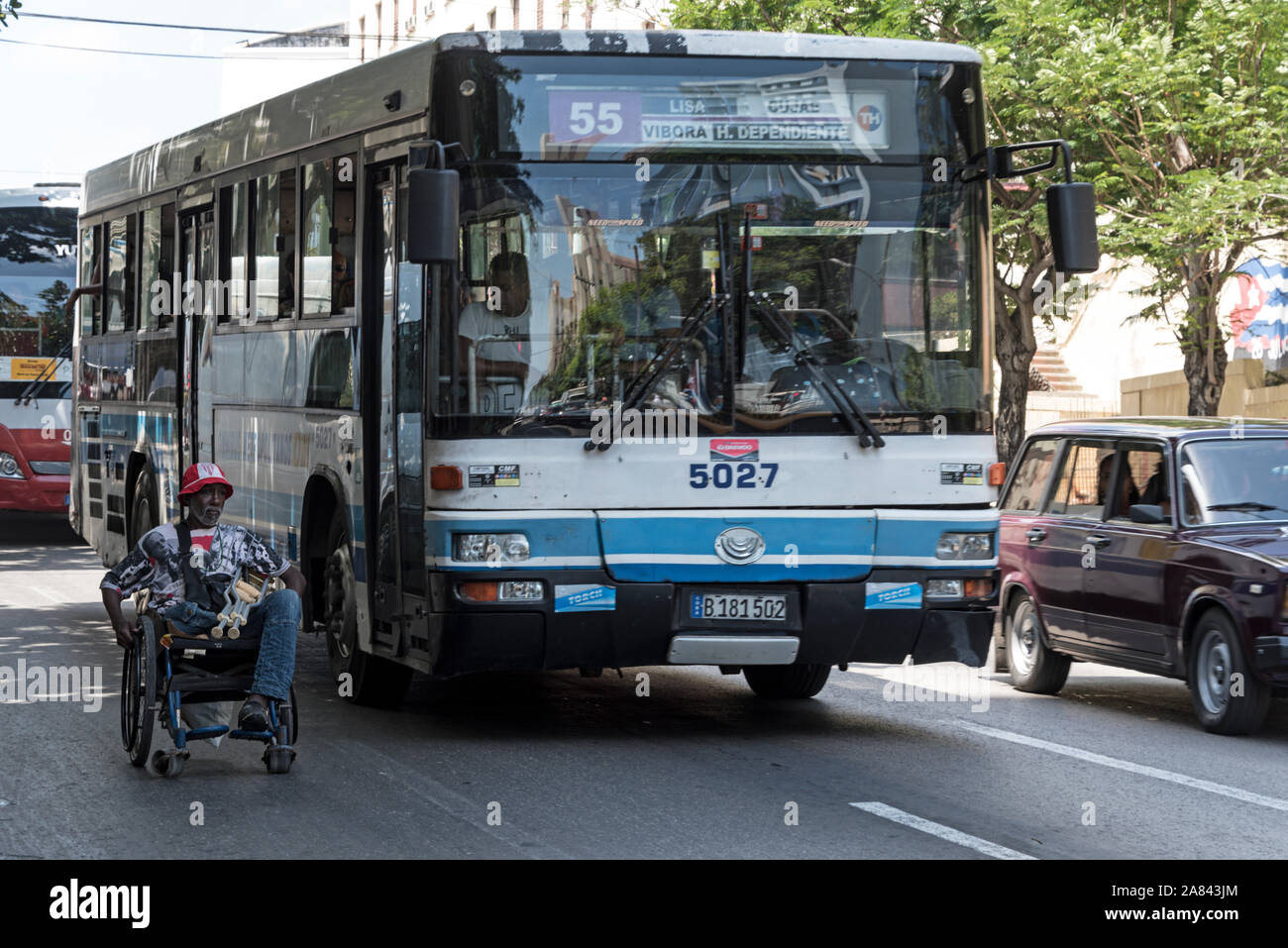 Un autobus de l'adoption d'un homme handicapé dans son fauteuil roulant dans l'Avenida 23, Vedado, La Havane à Cuba Banque D'Images