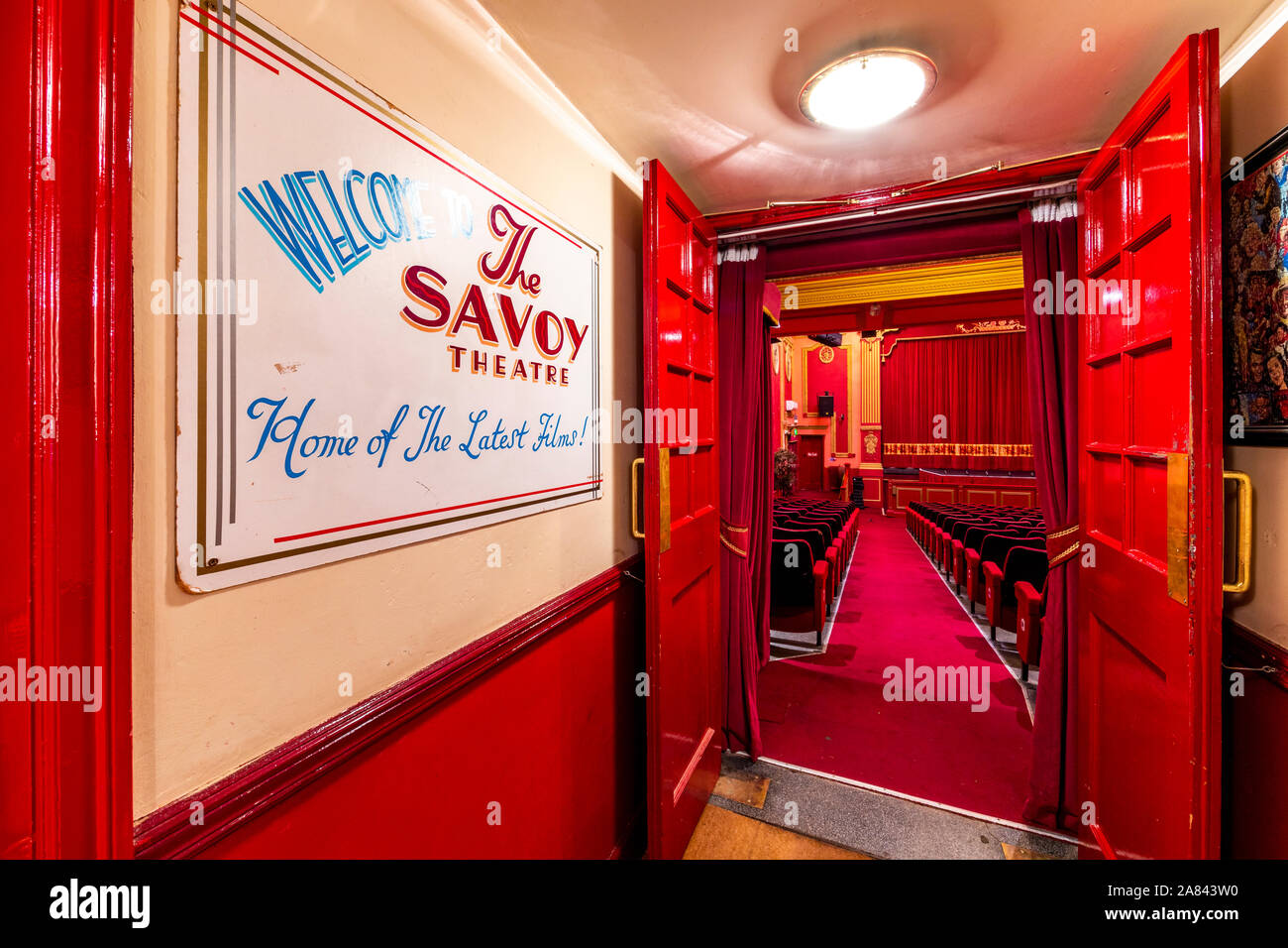 Savoy Theatre, une élève de 11e année inscrits ont voté 2019 lieu Théâtre de l'année dans le Welsh Hospitality Awards Banque D'Images