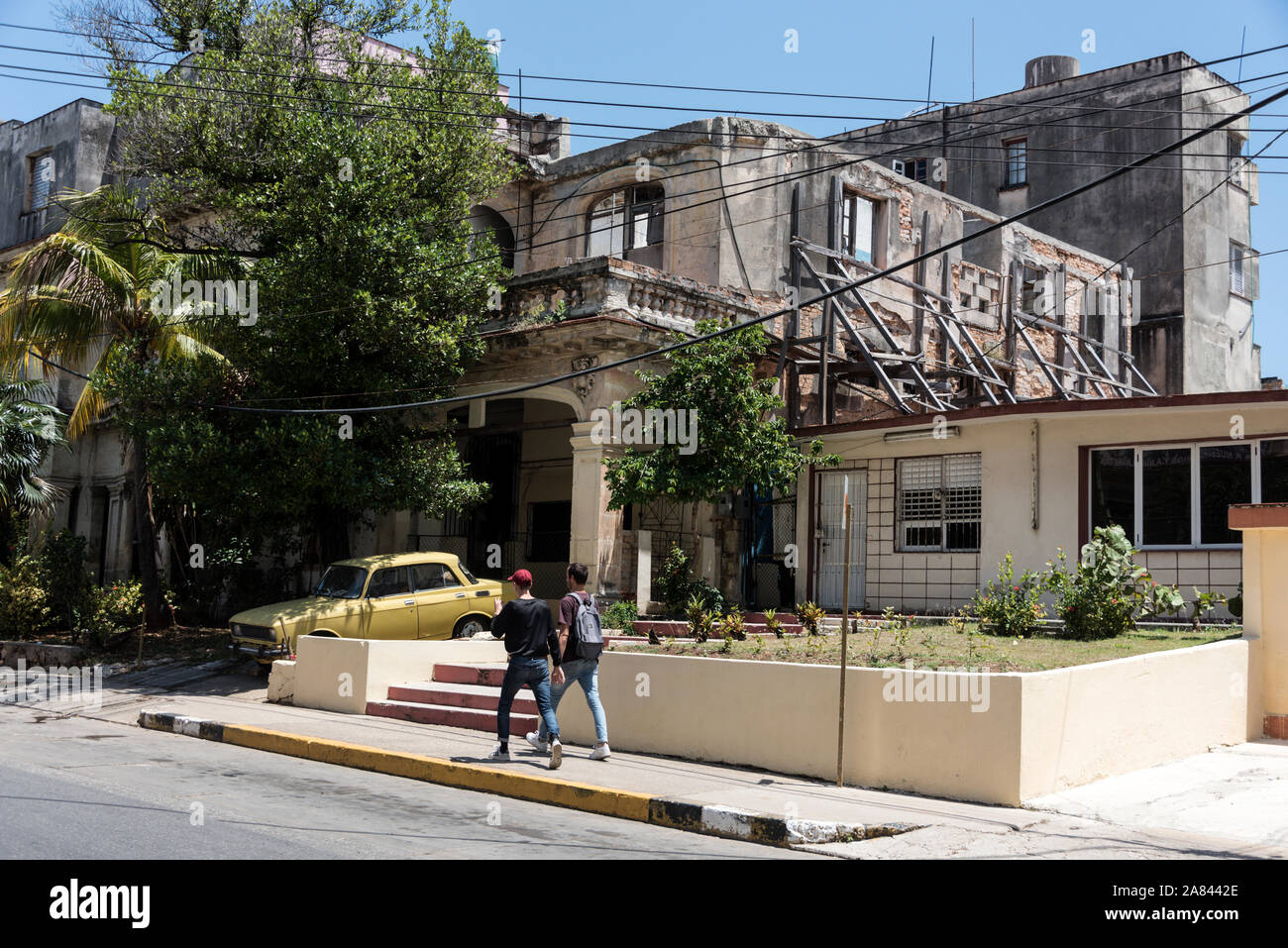 Une propriété abandonnée qui appartenait autrefois aux Américains avant la Révolution de 1959 à Vedado, la Havane, Cuba. Banque D'Images