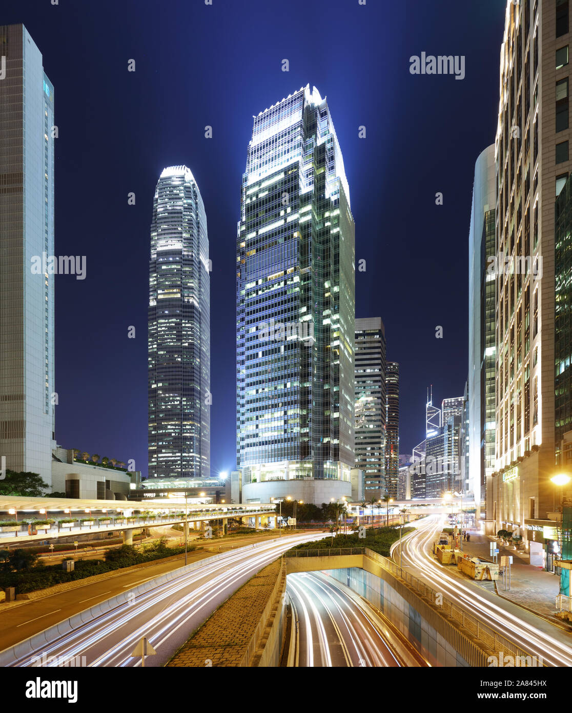 Immeubles de bureaux modernes dans le centre de Hong Kong la nuit avec circulation Banque D'Images