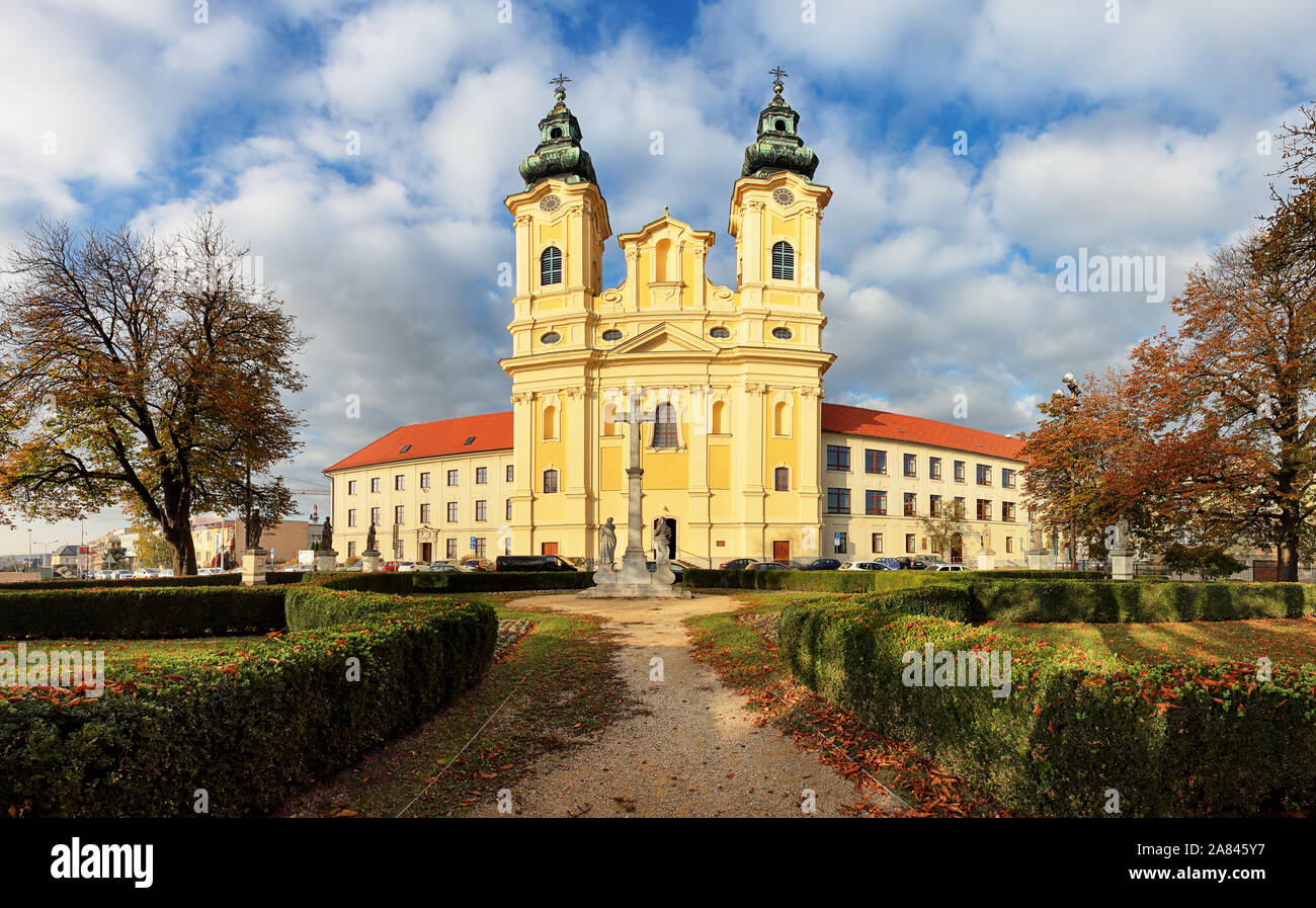 - La Slovaquie Nitra, Église de Saint Ladislav dans square et park Banque D'Images