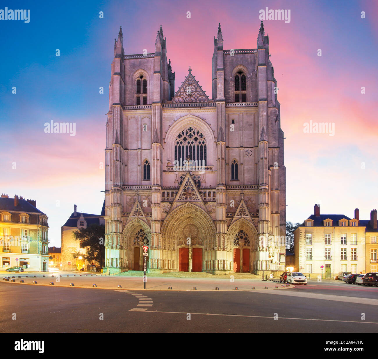 La ville de Nantes en France - Coucher de soleil sur la cathédrale Saint Pierre Banque D'Images