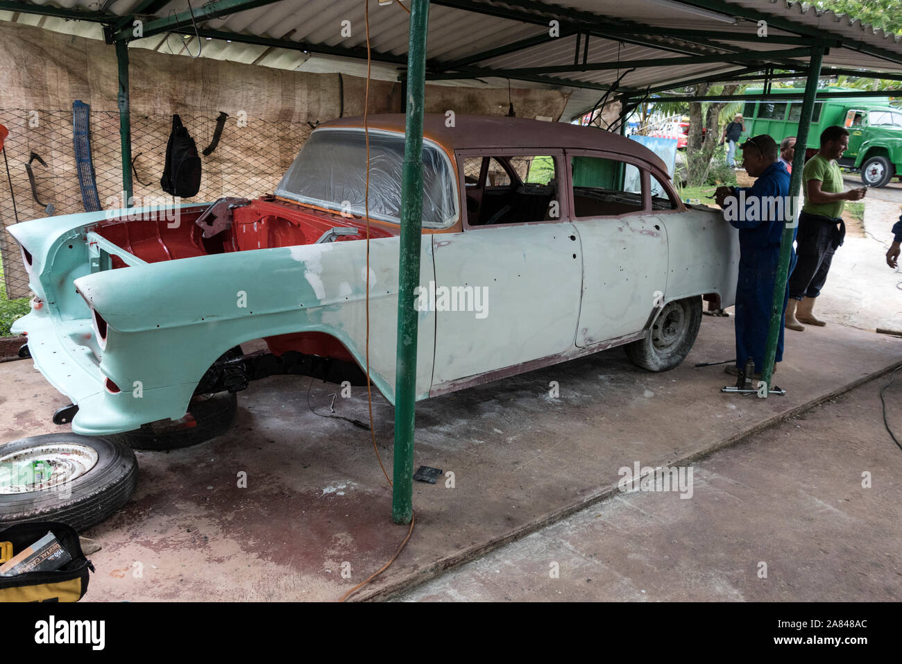Une voiture classique nord-américain en cours de préparation pour un à vaporiser un petit village garage dans le Valle de Viñales, Pinar del R'o Province, à l'ouest de Cuba, Cuba Banque D'Images