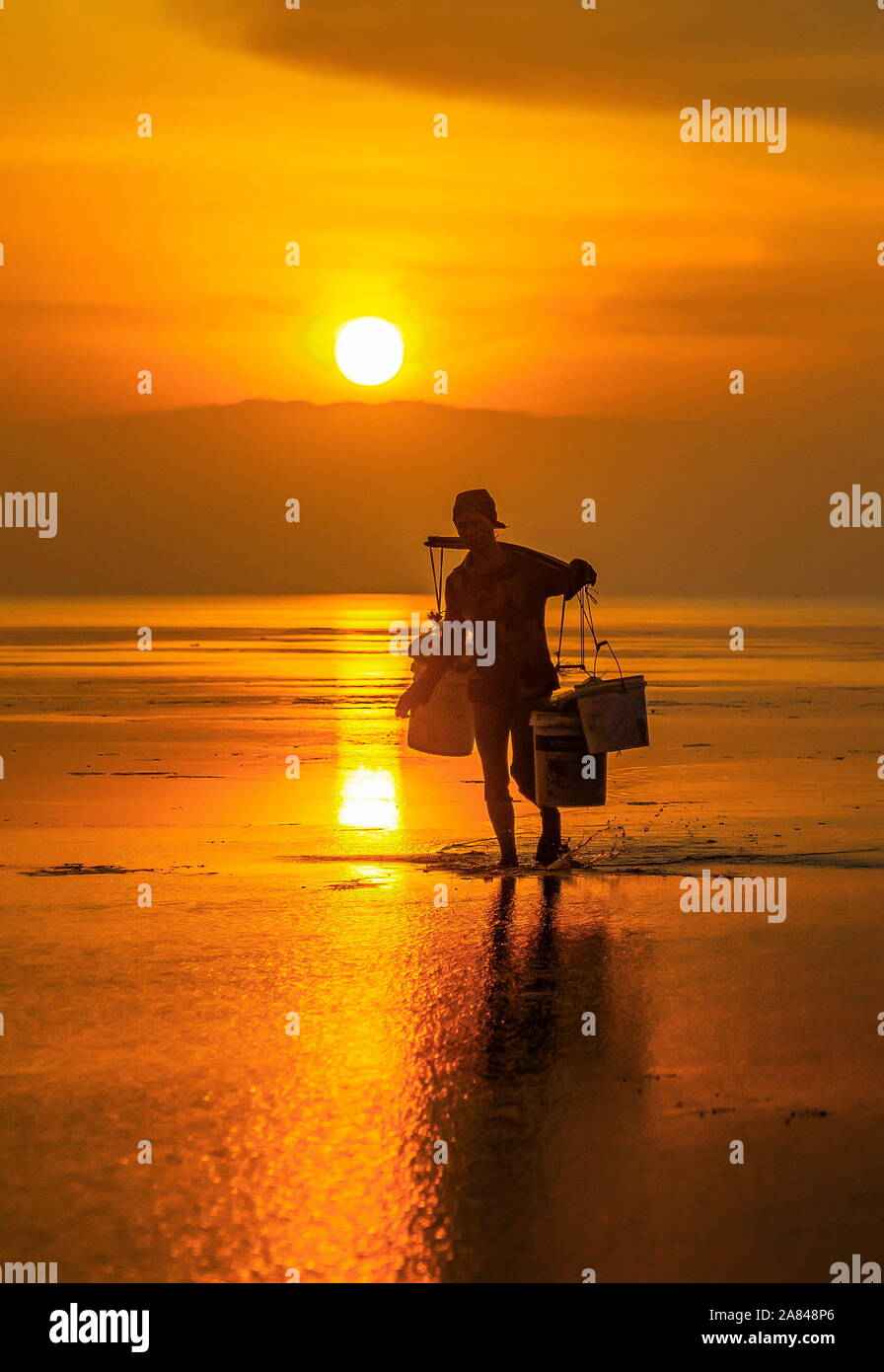 Daybreak de pêcheur Vietnamien Banque D'Images