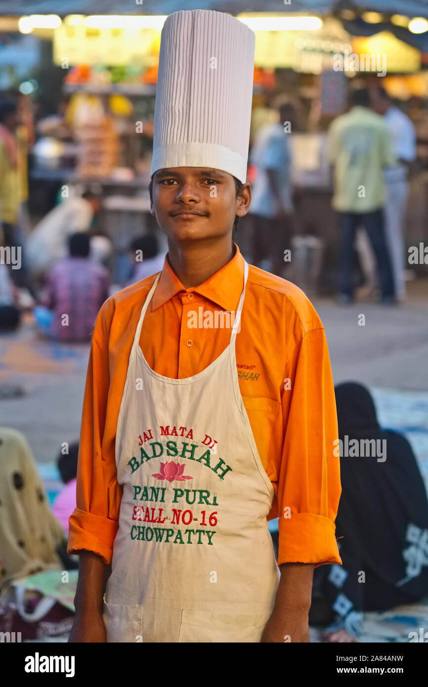 Cuisinier dans un Badshah Pani Puri décroche à Chowpatty Beach, Mumbai, Inde ; Pani Puri est un snack populaire locale Banque D'Images