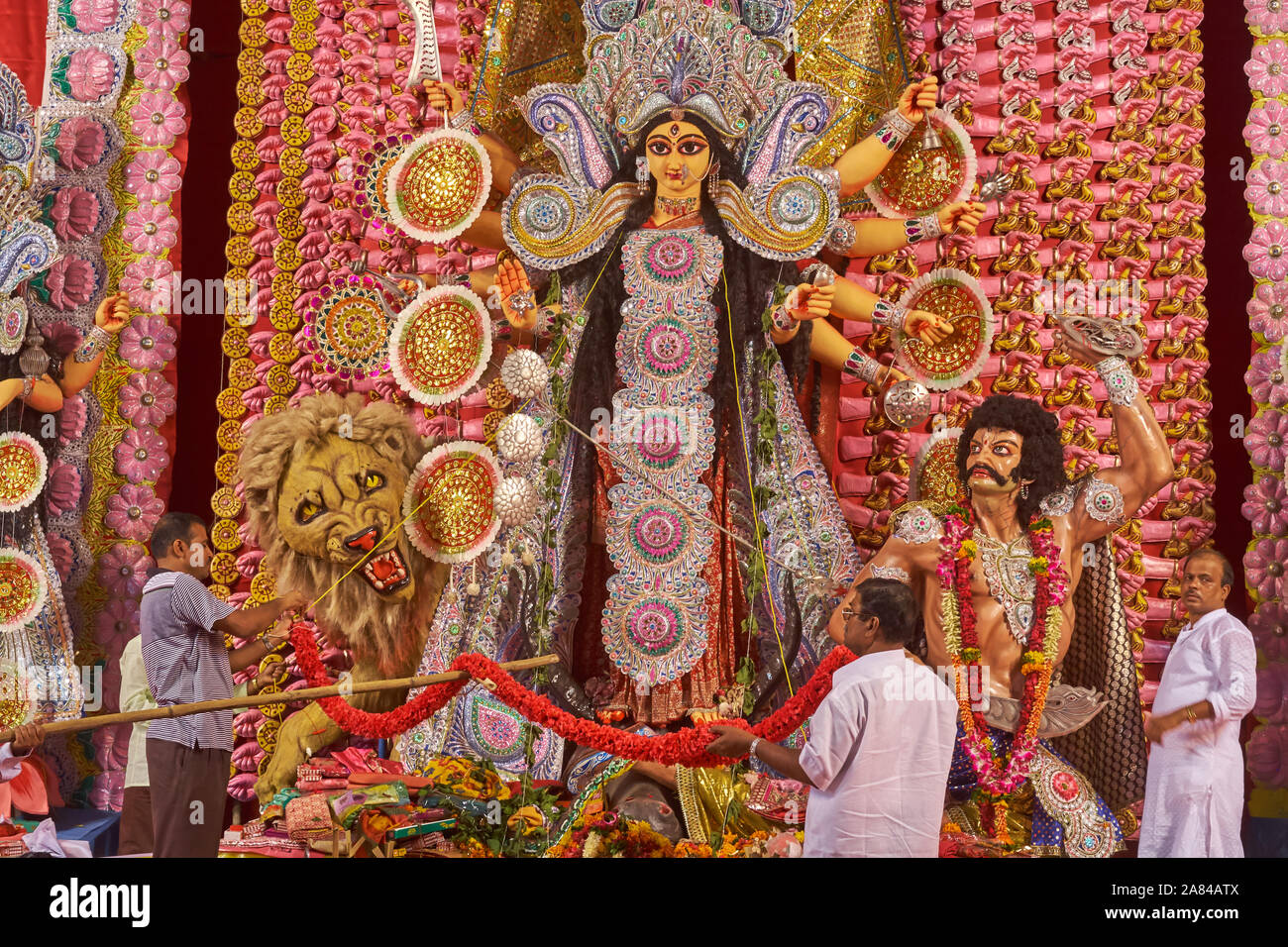 Pour célébrer Durga Puja, la communauté Bengali à Mumbai, Inde, a mis en place une scène avec une grande statue de Durga et autres figures religieuses/mytholog. Banque D'Images