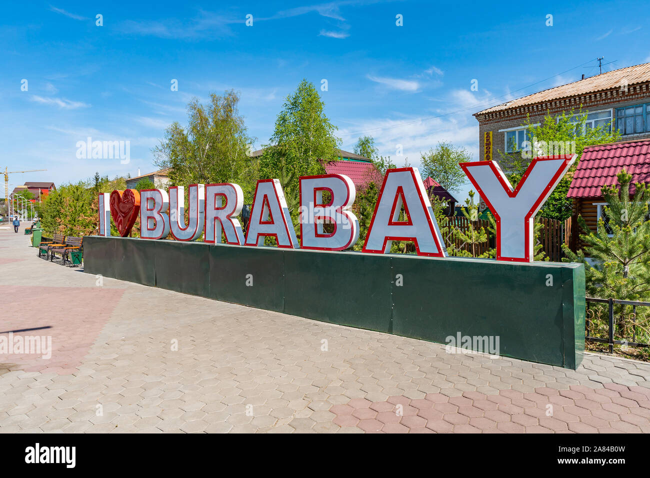 Burabay Borovoe Ville QUE J'aime Bienvenue Billboard pittoresque vue sur un ciel bleu ensoleillé Jour Banque D'Images