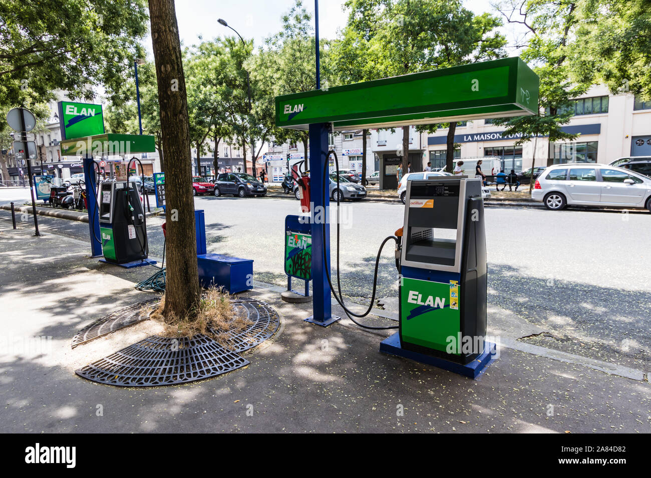 Une petite station d'essence libre-service sur le boulevard de Ménilmontant, Paris Banque D'Images