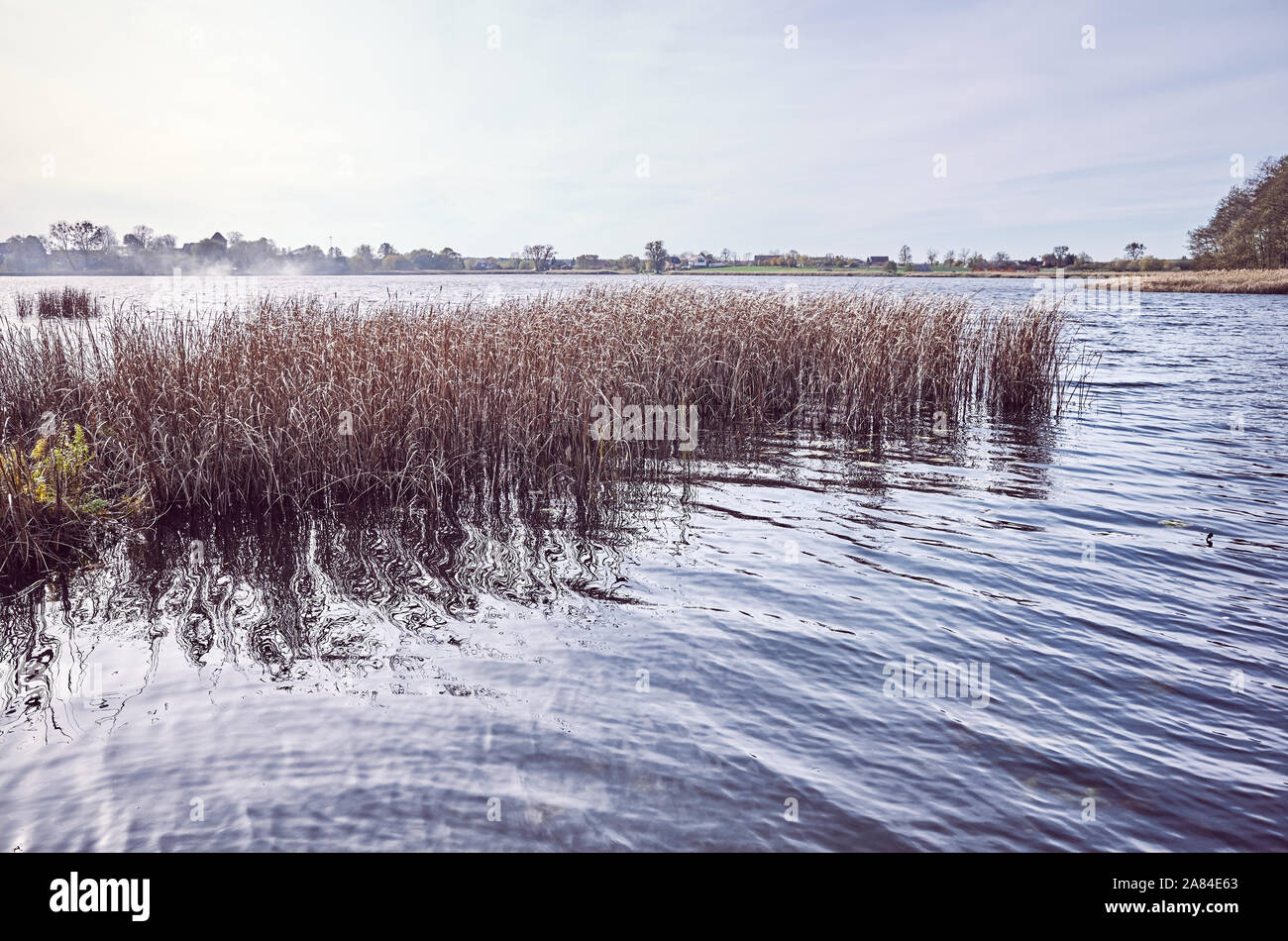 Retro photo aux couleurs d'un lac à l'automne. Banque D'Images